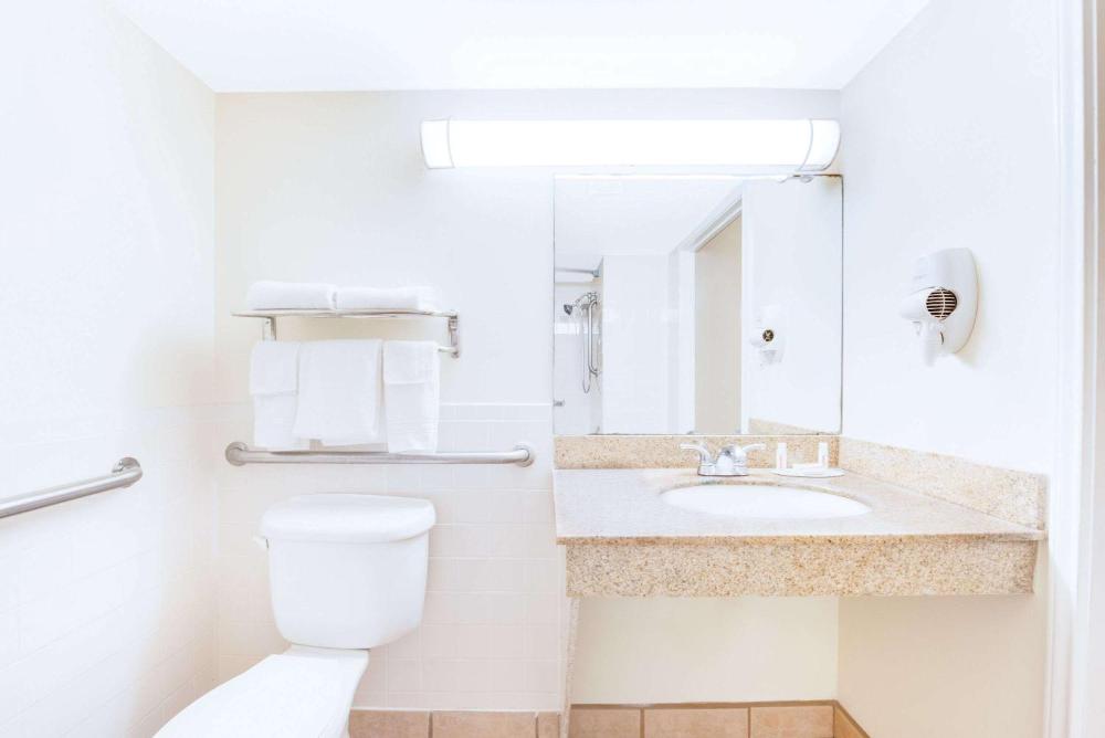King Room with Bath Tub - Mobility/Hearing Accessible - Non-Smoking interior
